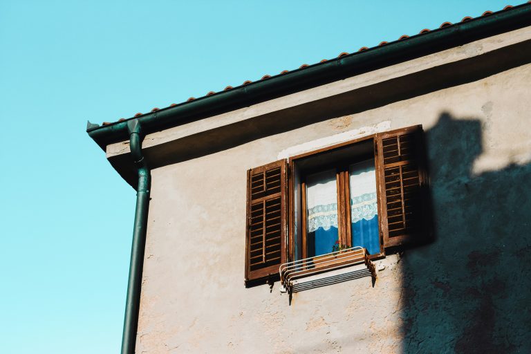 découvrez le meilleur de la décoration méditerranéenne pour apporter une ambiance chaleureuse et ensoleillée à votre intérieur avec nos idées de décor méditerranéen.
